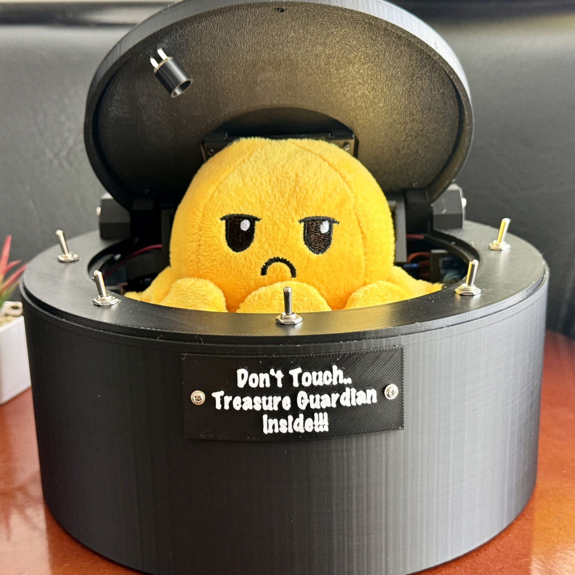 Дизайнерская ручная игрушка DON’T TOUCH!!! OCTOPUS TREASURE GUARDIAN INSIDE!!! BLACK EDITION